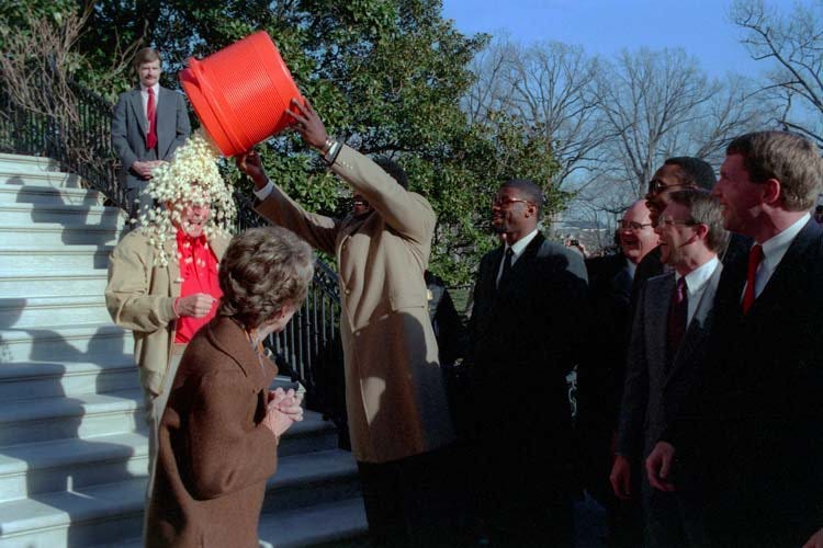 U.S. National Archives on X: "In 1987, President Ronald Reagan got a  Gatorade cooler of popcorn dumped on him New York Giants football player Harry  Carson https://t.co/z0OxdMngNJ #SBLII @SuperBowl @Reagan_Library  https://t.co/NvsQvAlyAL" /