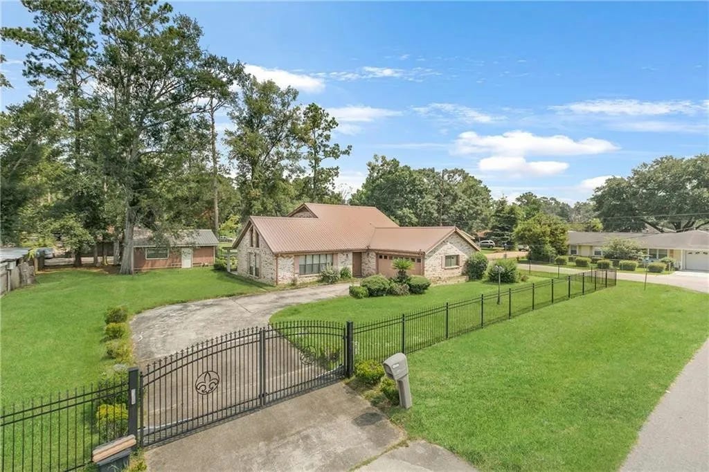 Yard featured at 100 Caroline Dr, Hammond, LA, 70401