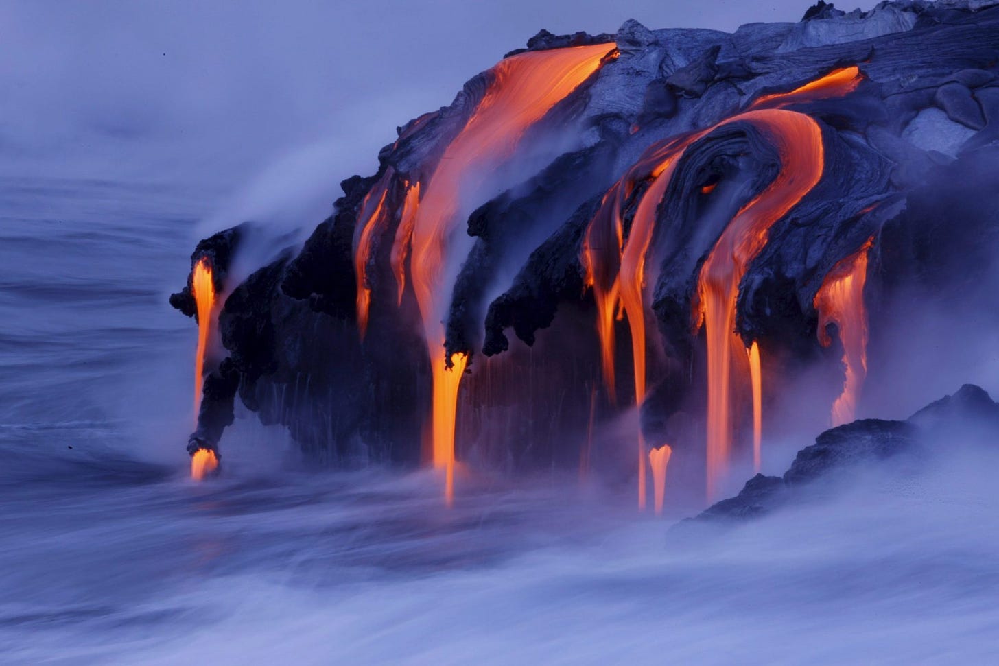La lava del volcán Kilauea llega al mar en esta espectacular fotografía