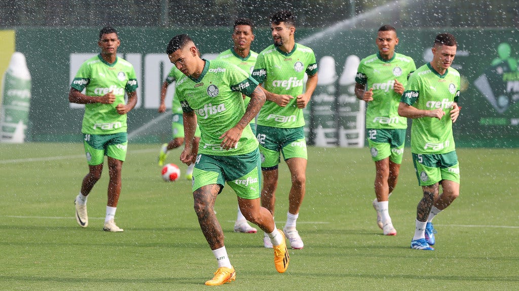 Jogadores do Palmeiras durante treino desta terça-feira (12) na Academia. Eles usam uniforme novo de treino, com camisa verde clara e short em dois tons de verde, um mais escuro na parte superior e outro na inferior, divididos na diagonal, do alto e de fora para baixo e para dentro.