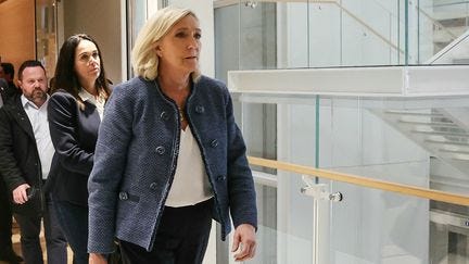 Marine Le Pen quittant la salle d'audience avant la fin de l'énoncé de son jugement au procès des assistants parlementaires européens du Front national, le 31 mars 2025 à Paris. (ALAIN JOCARD / AFP) Marine Le Pen quittant la salle d'audience avant la fin de l'énoncé de son jugement au procès des assistants parlementaires européens du Front national, le 31 mars 2025 à Paris. (ALAIN JOCARD / AFP)