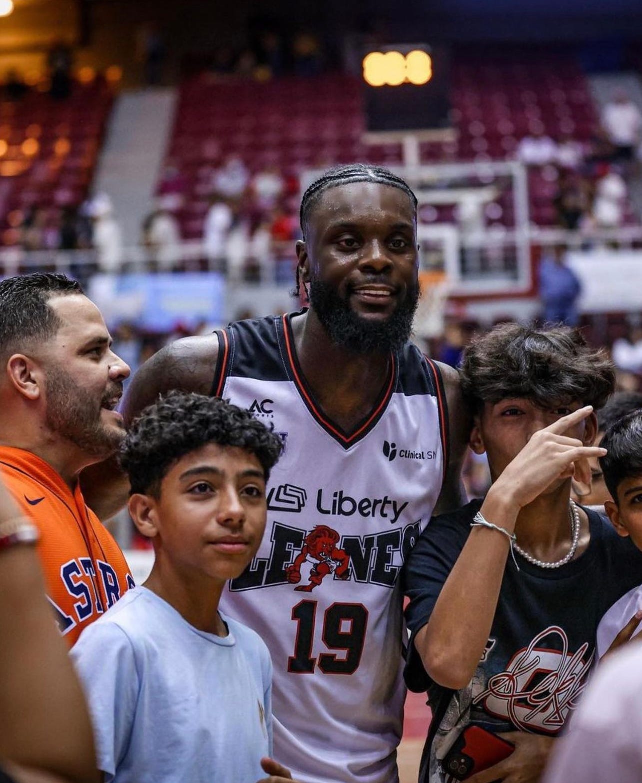 Lance Stephenson with fans of Leones de Ponce after his debut.