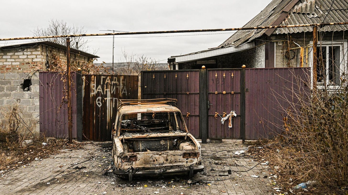 A view shows a burnt car next to a private house in the town of Selidovo - Sputnik International, 1920, 17.12.2024