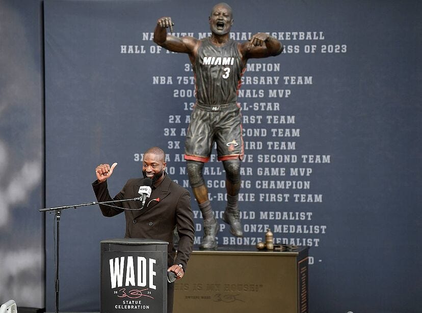 Dwyane Wade shows total disbelief watching his face in his Miami statue:  "Who is that guy?" | Marca