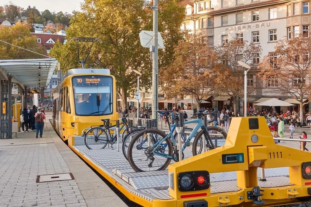 Une rampe pour garer son velo a l'avant d'un tram