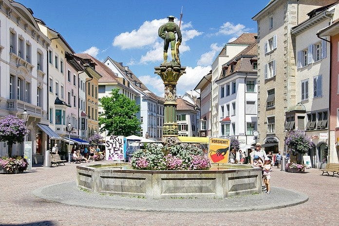 Schaffhausen on pieni sveitsiläinen kaupunki Rein-joen yläjuoksulla, viininviljelyalueella lähellä Saksan rajaa. Sen väkiluku on noin 36000 asukasta.