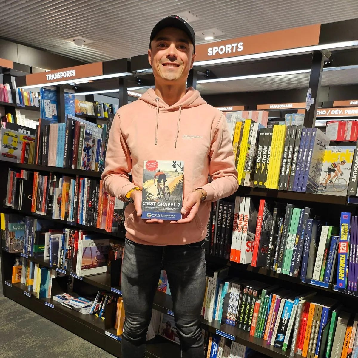 Hugo en photo avec son livre dans les mains a la FNAC