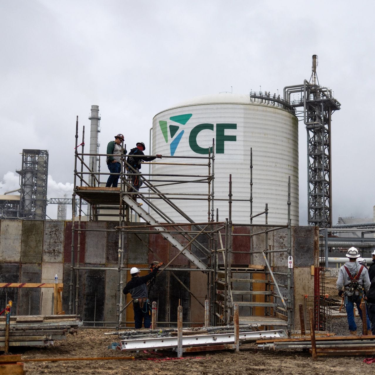 Construction is under way on dehydration and compression equipment to prepare carbon dioxide for sequestration at CF Industries in Donaldsonville, La.