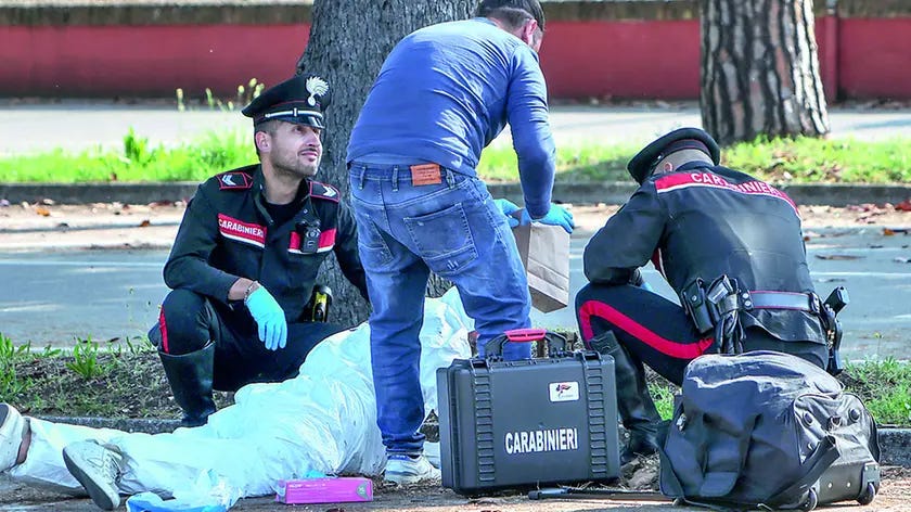 A Carabinieriek leletei a trevisói diszkó előtt, ahol a bűncselekmény történt.