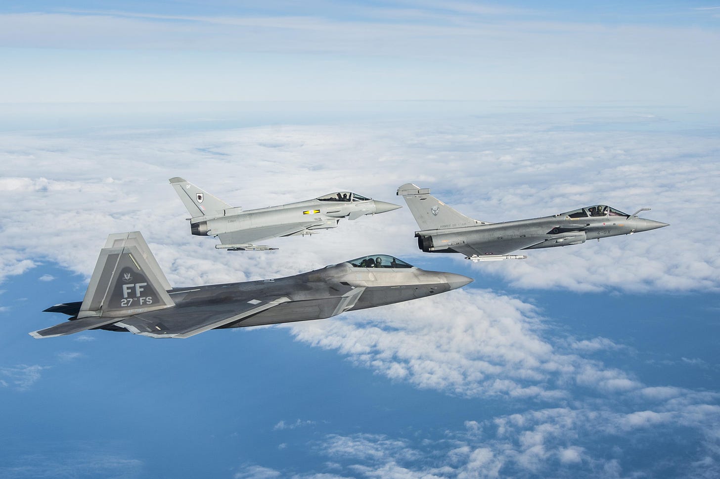 https://upload.wikimedia.org/wikipedia/commons/d/d3/F-22_Raptor%2C_Eurofighter_Typhoon_and_Dassault_Rafale_fly_in_formation_-_151207-F-KB808-347.jpg