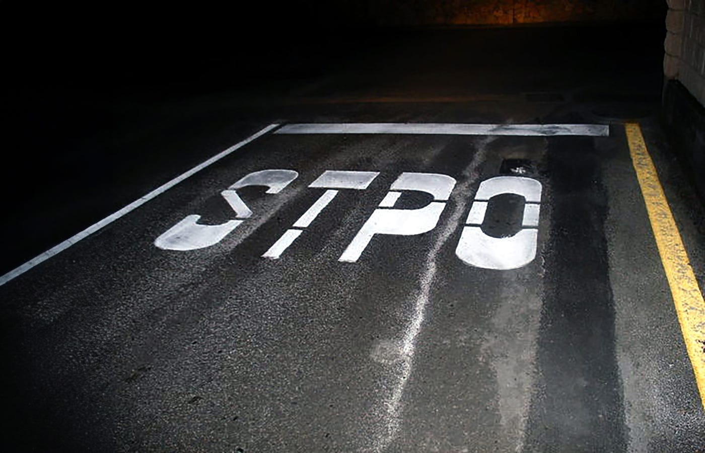 The word STPO painted on a road