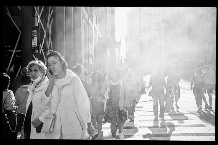 One of my favorite things to do lately is to shoot into the sun. Did someone say you shouldn't? follow the sun, New York City, 17 October 2021.