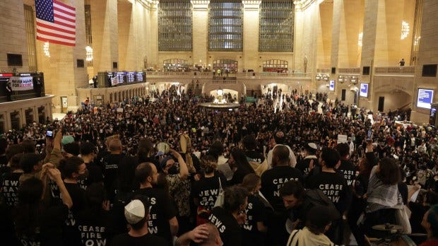 Thousands of Jewish and Palestinians protesters take over the Grand Central lobby during protest demanding immediate ceasefire of attacks to Gaza by Israeli forces. NYPD made seventh arrests of protesters that refused to clear the traffic areas of the busy station. (Luiz C. Ribeiro for NY Daily News)