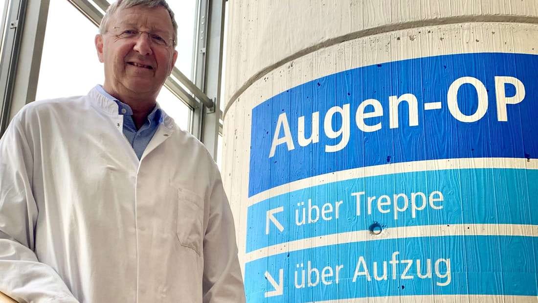 Mit Humor und Harmonie: Prof. Rolf Effert kurz vor seinem Eintritt in den Ruhestand in der Augenklinik des Klinikums. Der Mediziner ist jetzt überraschend an einem Herzinfarkt gestorben. Archi