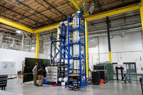 지난 14일(현지시간) 미국 워싱턴주에 있는 차세대 소형모듈원자로(SMR) 기업 테라파워의 에버렛연구소에서 연구소 직원들이 소듐냉각재 시설의 작동 상태를 살펴보고 있다. 사진 테라파워
