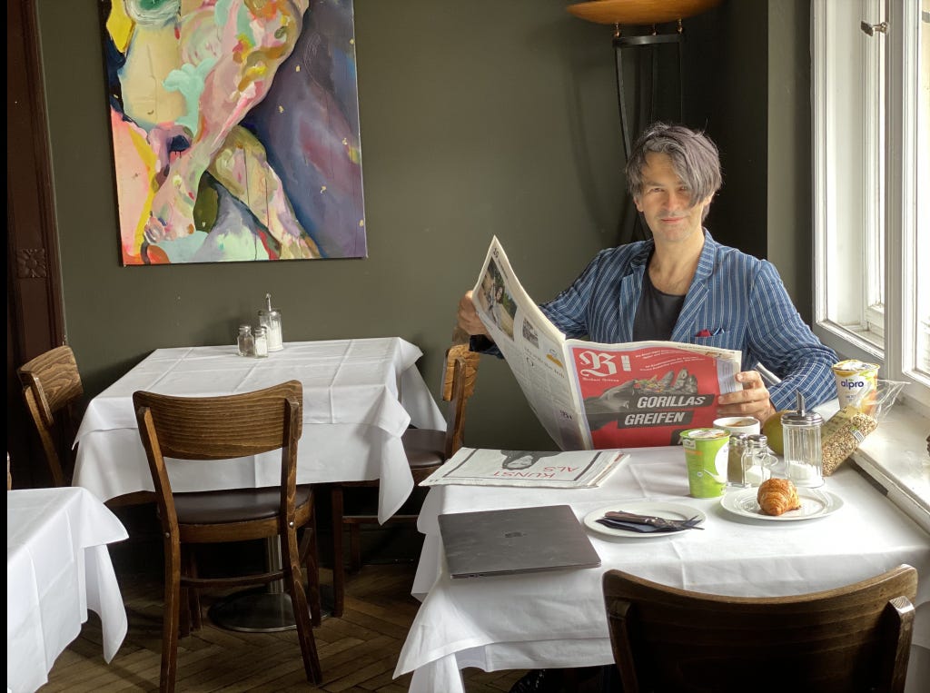 Künstler und Dauergast Mark Scheibe beim Frühstück im Hotel Art Nouveau in Berlin