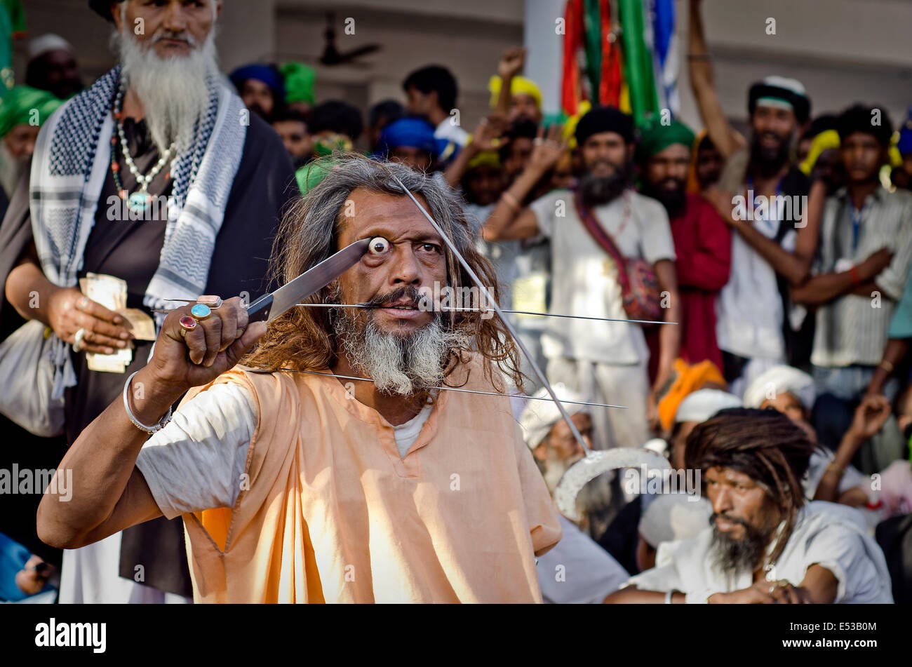 https://c8.alamy.com/comp/E53B0M/sufi-fakir-from-annual-pilgrimage-to-the-tomb-of-muslim-sufi-saint-E53B0M.jpg