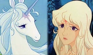 Due immagini del film a confronto: l'unicorno e Lady Amalthea (una ragazza con capelli bianchi e occhi azzurri)
