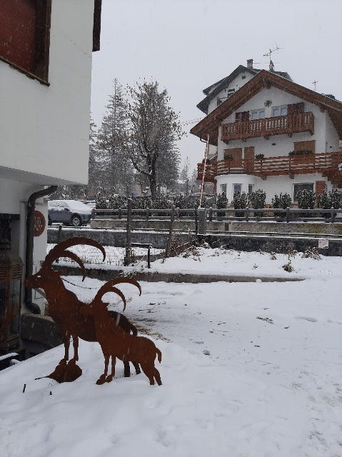 angolo di Cortina d'Ampezzo sotto una potente nevicata