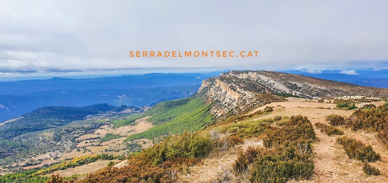 Imatge del Montsec d’Ares des de Sant Alís amb l’Observatori del Montsec al fons. Lleida, Catalunya.