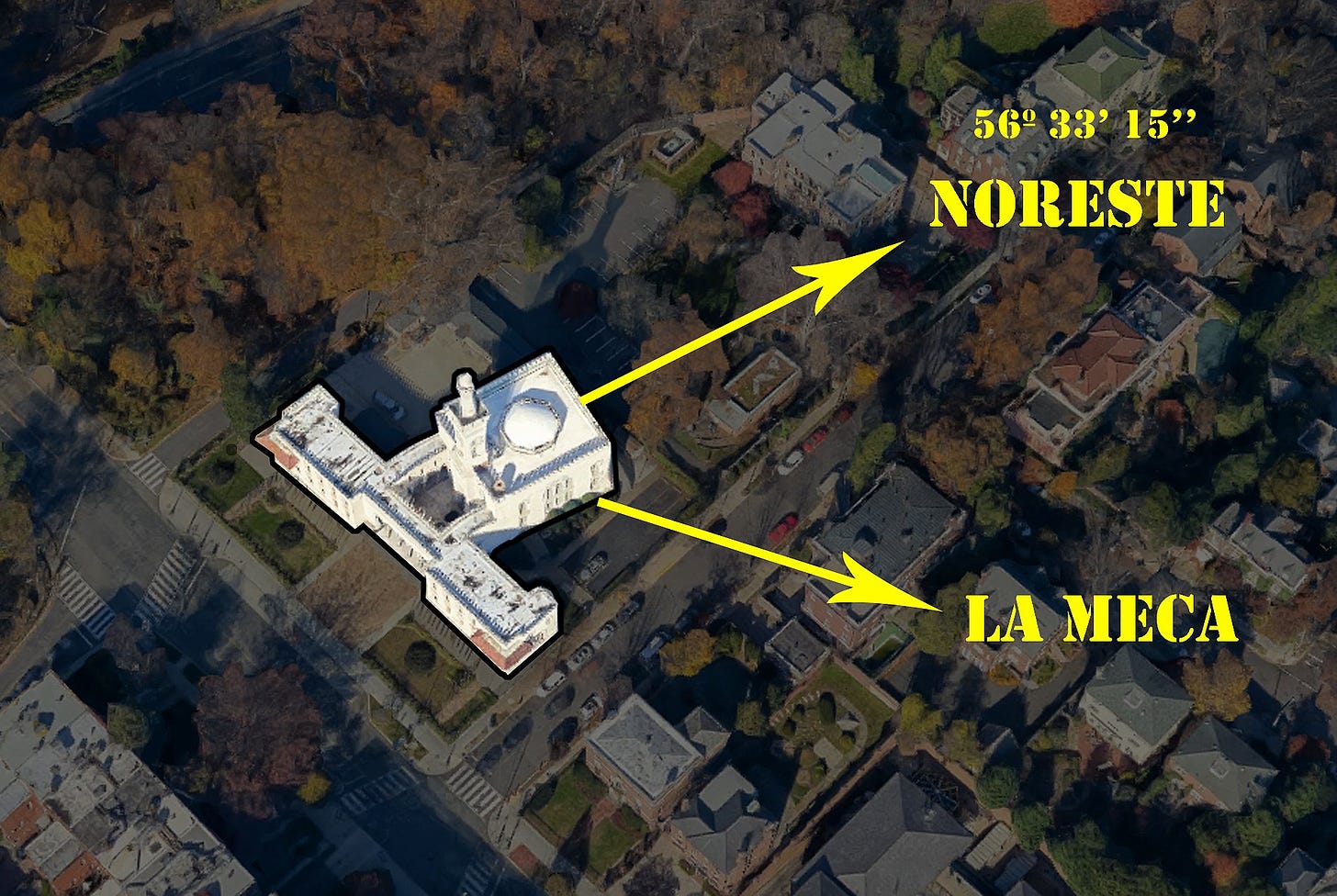 Imagen 3D de Google donde se ve que la dirección a la que se orienta la mezquita es el Noreste, mientras que otra flecha señala a La Meca, al sureste. 