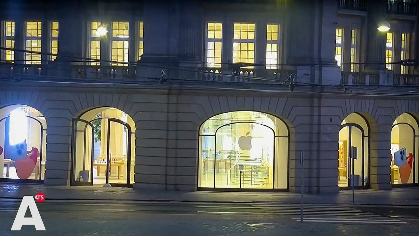 A screenshot from the AT5 Apple Amsterdam documentary. The store is pictured at night during the hostage situation.