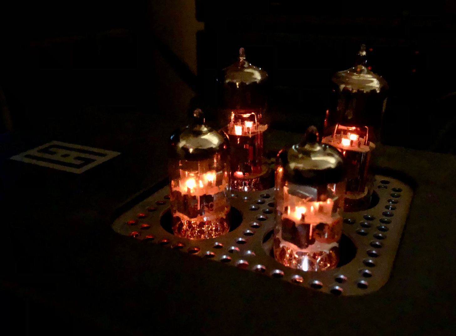 glowing vacuum tubes in a Schiit Audio Valhalla 2 SET OTL headphone amplifier/preamplifier