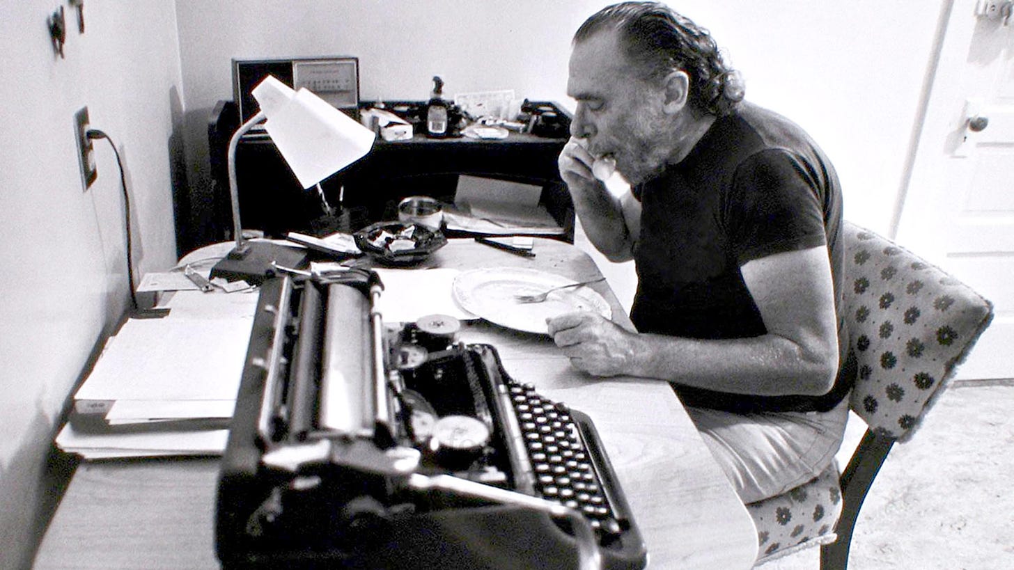 Charles Bukowski em sua mesa de trabalho. Créditos: https://bukowski.net/photos/ 