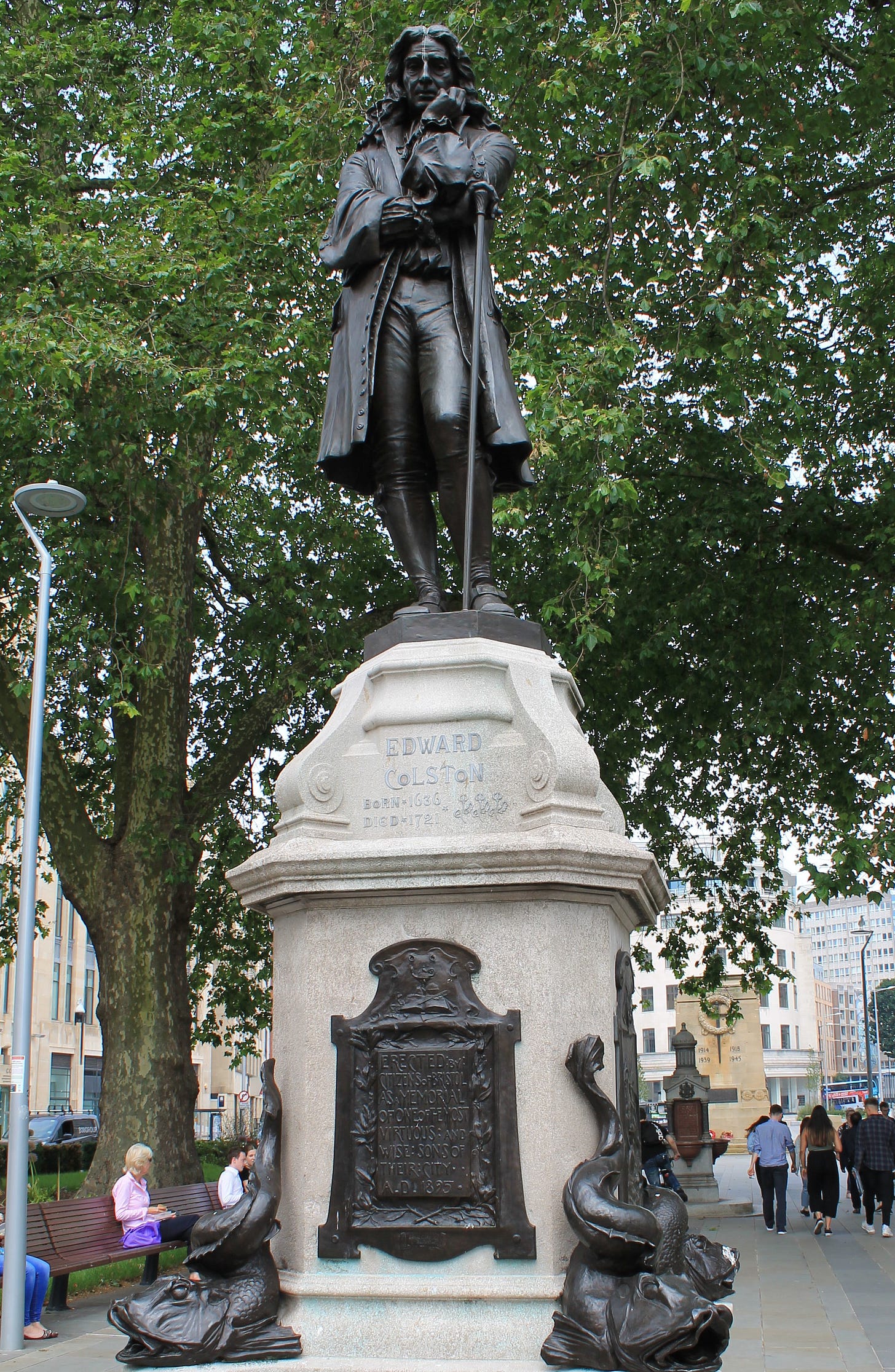 https://upload.wikimedia.org/wikipedia/commons/8/8a/Statue_Of_Edward_Colston.jpg