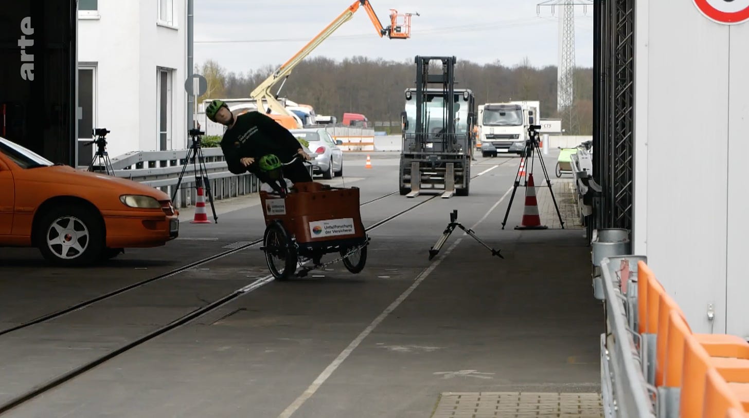 Un test crash d'accident d'un velo cargo a cause d'une voiture