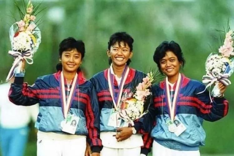 Kusuma Wardhani (paling kanan), salah satu anggota Tiga Srikandi Indonesia yang mengharumkan nama Merah Putih di Olimpiade Seoul 1988 tutup usia pada Minggu (12/11/2023). Di sini ia terlihat bersama  Nurfitriyana Saiman dan Lilies Handayani.