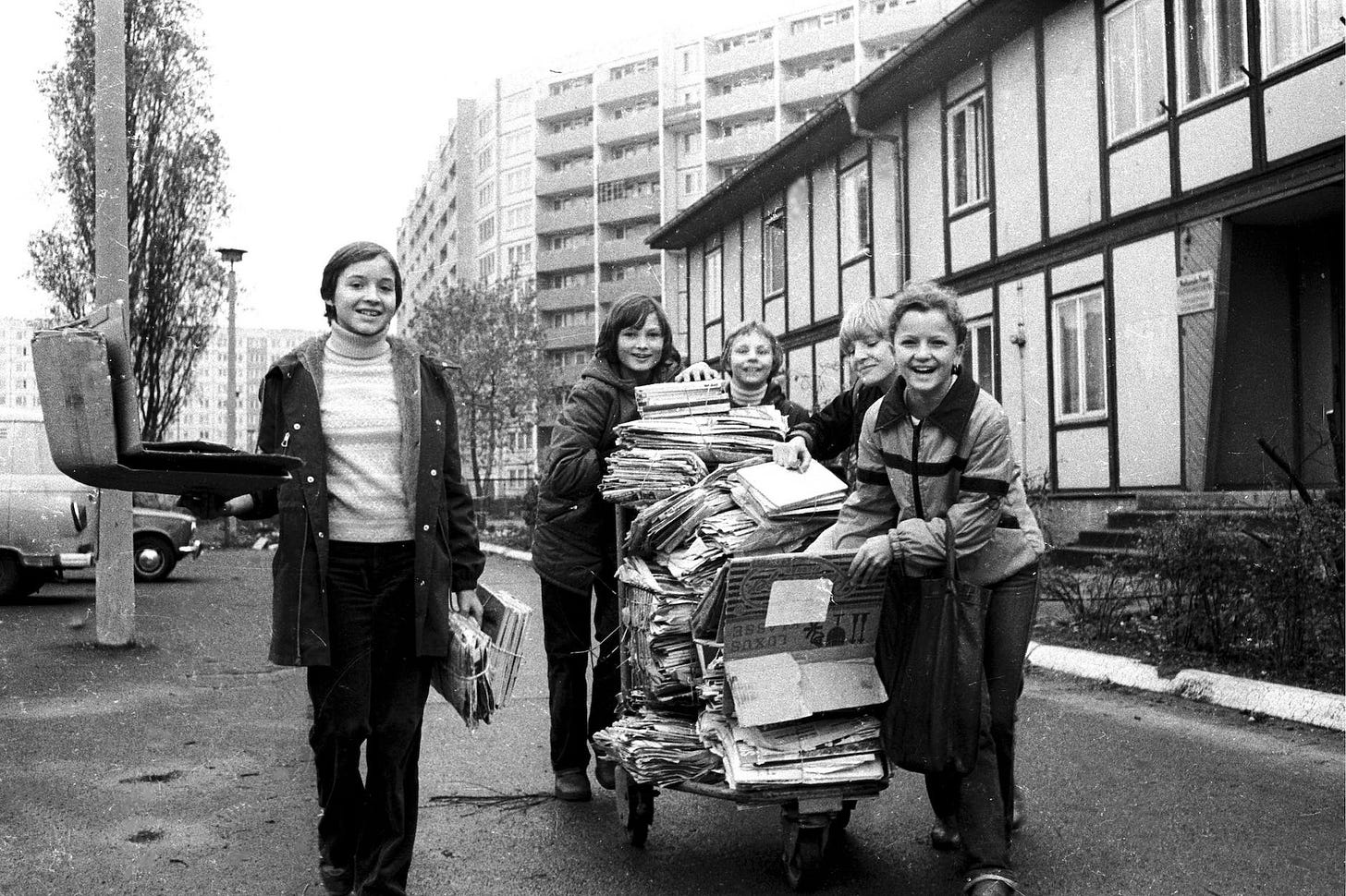 Kinder bei der Sero-Sammlung an der Frankfurter Allee in Lichtenberg Anfang der 80er-Jahre