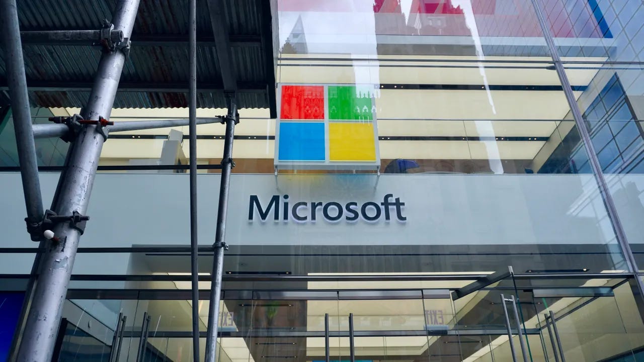 Fachada de um lugar com o logo da Microsoft