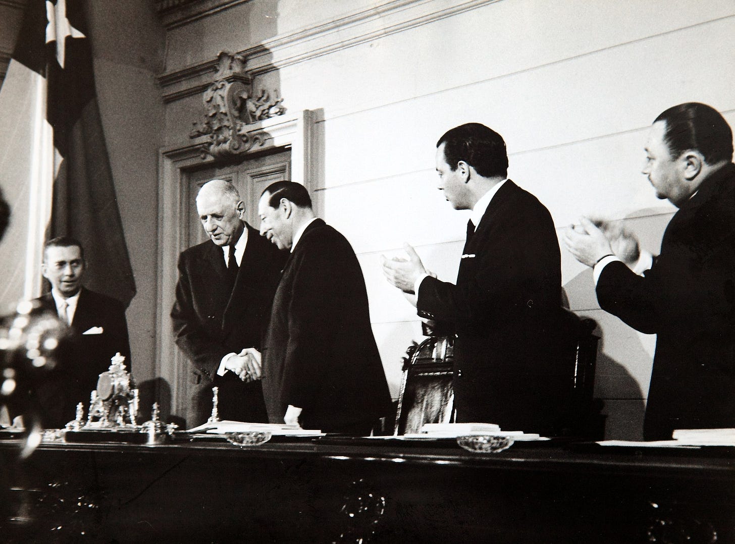 De Gaulle rencontrant les membres du congrès chilien