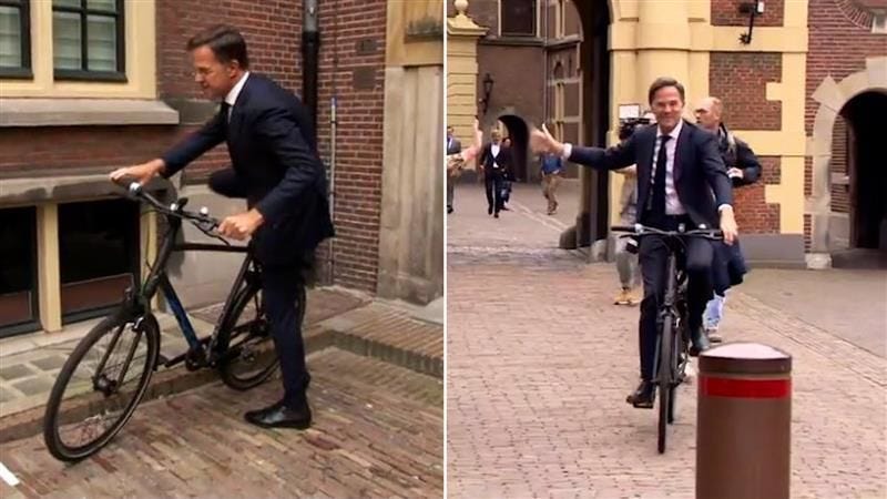 Premier ministre hollandais quittant son bureau a velo