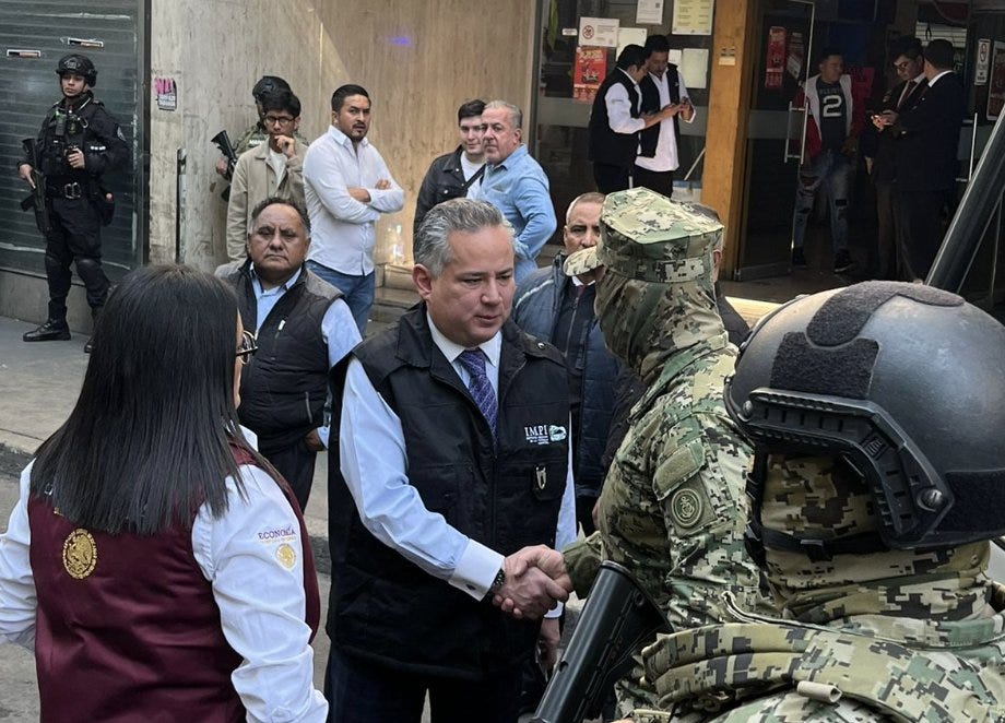 Santiago Nieto Castillo, titular del IMPI, durante la redada de Izazaga 89 del 28 de noviembre de 2024. Foto: IMPI Santiago Nieto Castillo, titular del IMPI, durante la redada de Izazaga 89 del 28 de noviembre de 2024. Foto: IMPI