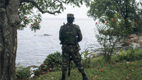 A M23 combattant stands guard during a press conference at the North-Kivu Governorate in Goma on 6 February 2025. 