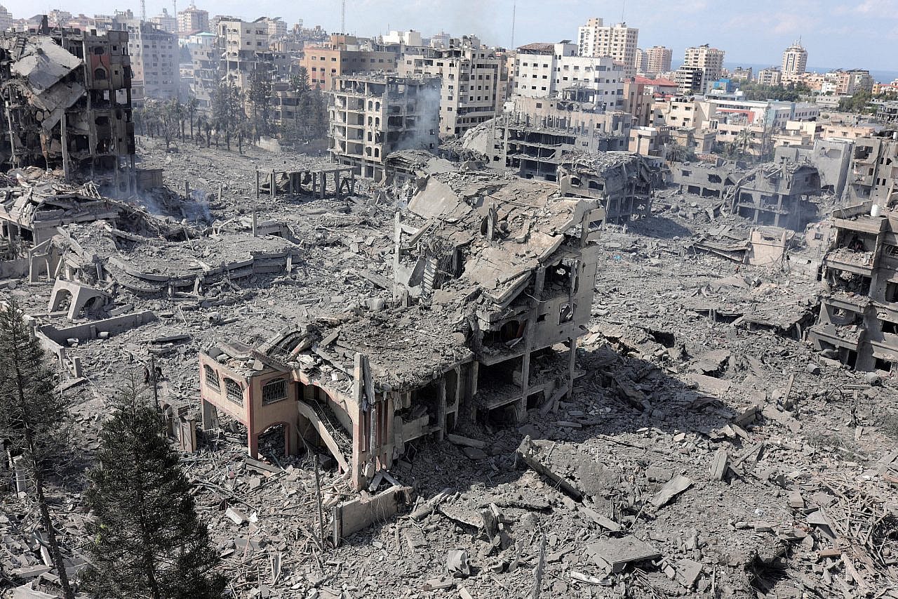 Τεράστια καταστροφή παρατηρείται στη δημοφιλή συνοικία Al-Rimal της πόλης της Γάζας αφού έγινε στόχος αεροπορικών επιδρομών που πραγματοποιήθηκαν από την ισραηλινή αποικία, στις 10 Οκτωβρίου 2023. (Mohammed Zaanoun)