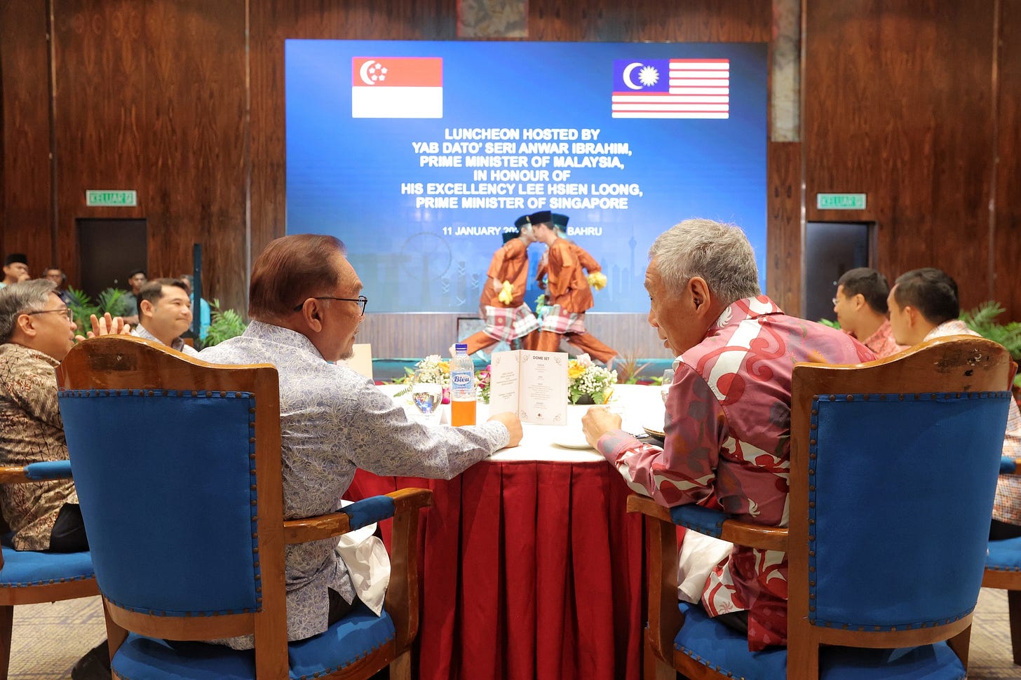 May be an image of 7 people and text that says "። KE LUNCHEON HOSTED BY YAB DATO' SERI ANWAR IBRAHIM, PRIME MALAYSIA, HONOUR HIS EXCELLENCY LENCY HSIEN LOONG, PRIME MINISTERO SINGAPORE 1JANUARY YON BAHRU"