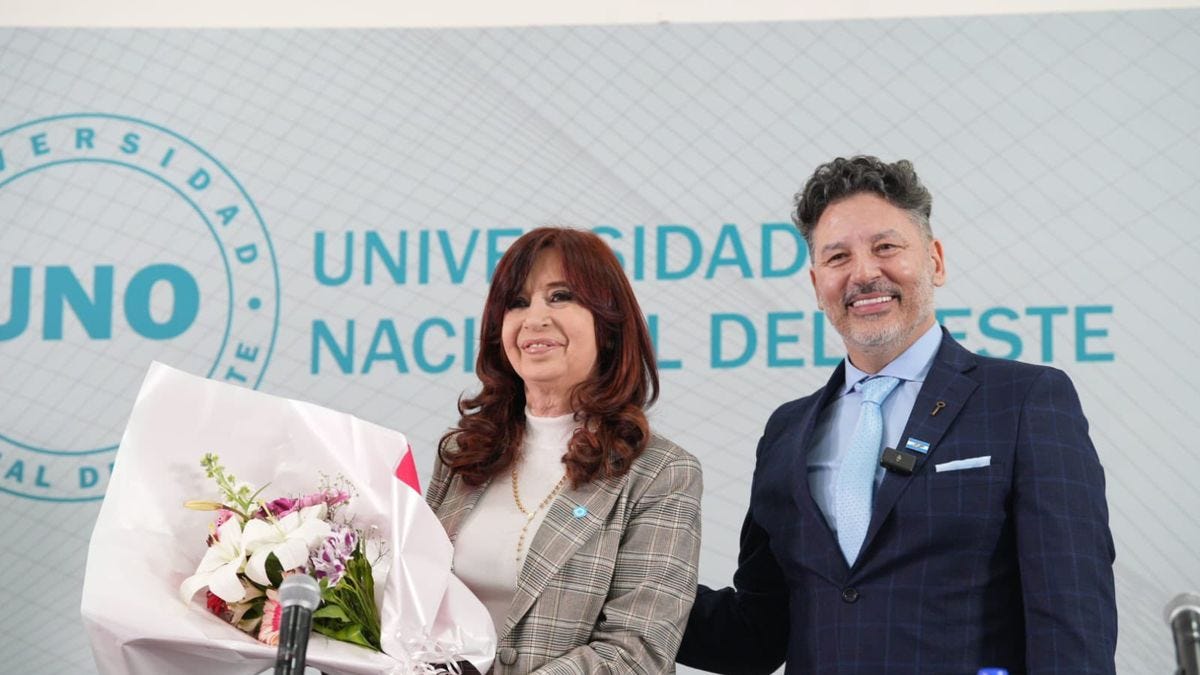 Cristina Kirchner, en Merlo, junto al intendente Gustavo Menéndez.