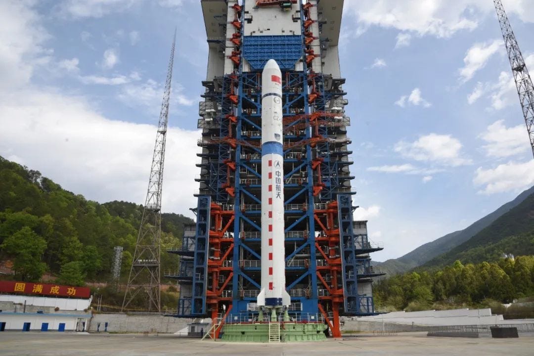 The Long March 2D Y102 fully assembled on the launch pad, the protective cover is still on the interstage in this photo!