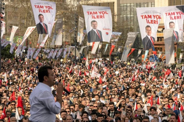 El alcalde de Estambul, Ekrem Imamoglu, se dirige a los seguidores del partido socialdemócrata CHP en un mitin el 30 de marzo de 2024 (Yasin AKGUL)