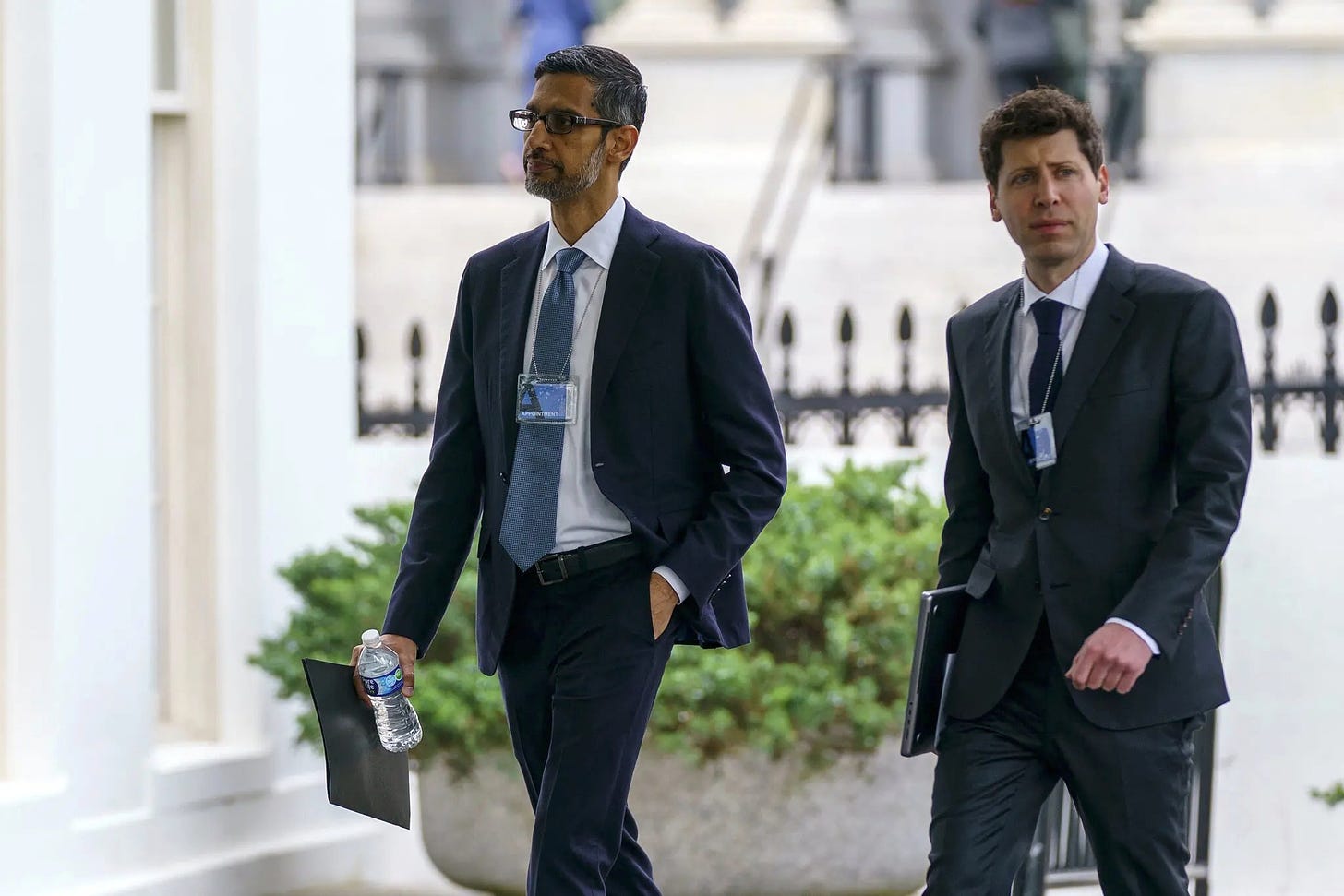Fotografía de Sam Altman y Sundar Pichai en traje entrando a La Casa Blanca.