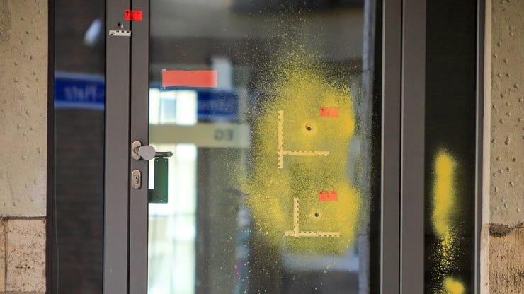 Einschusslöcher in der Tür des Rabbinerhauses in Essen (Foto: dpa)