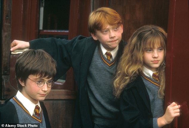 Baseado nos livros do autor, o famoso mundo bruxo foi transformado anteriormente em filmes estrelados por Daniel Radcliffe, Emma Watson e Rupert Grint (foto 2001). A nova série Harry Potter, com estreia prevista para 2026, promete uma exploração mais profunda