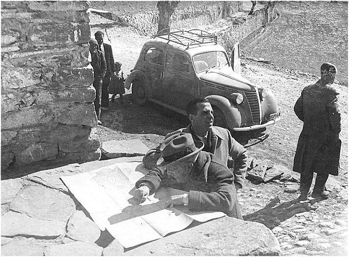 Fotografia titulada “Reconocimiento de terreno para informe geológico del canal de Meüll”. Datada del 4.04.1950, Col·lecció FUNDACIÓ ENDESA (Fons fotogràfic d'ENHER).