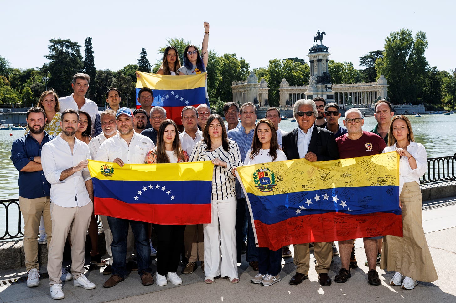 Un nutrido grupo de la diáspora venezolana reunido, ayer, en el Parque del Retiro de Madrid.