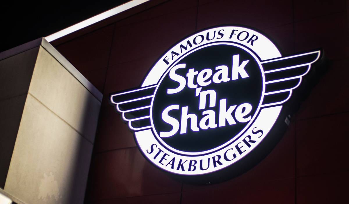 Steak 'n Shake sign at night.