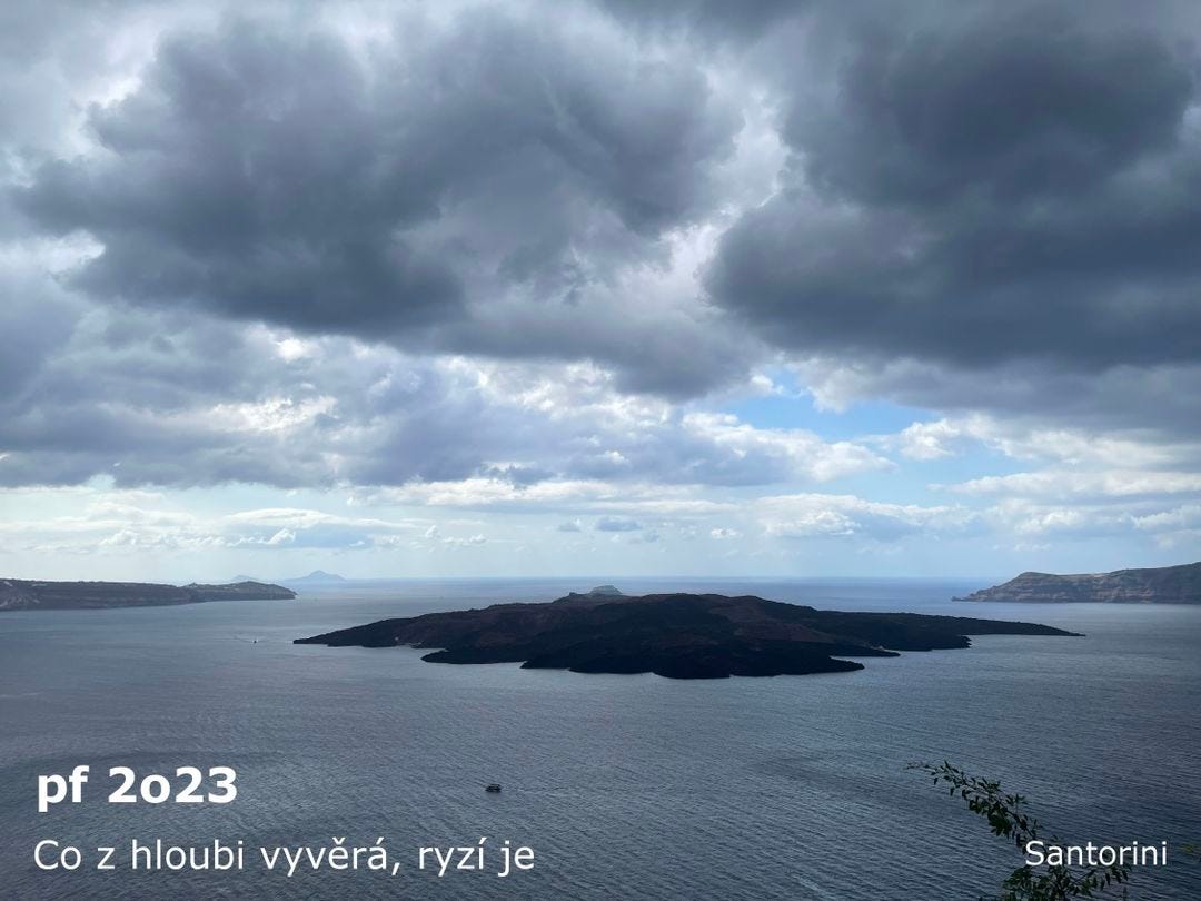 Může jít o obrázek body of water , mraku , přírodě a text that says 'pf 2023 Co z hloubi vyverá, ryzí je Santorini'
