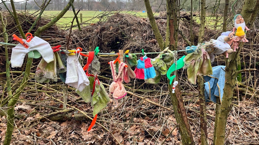 A laundry line with clothes for the fairies. Not described in the text: in the background is a typical hedge for the province of Zeeland, made from fast growing willow branches, a reminder that I still want to write about the trees that stand out in this landscape, like willows